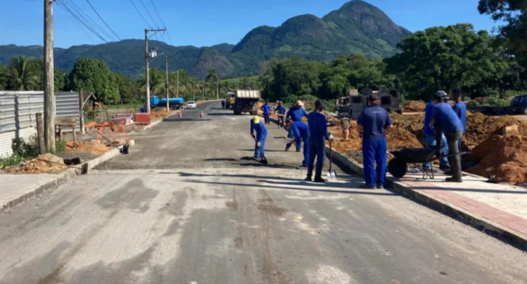 Secretaria de Obras realiza serviços em diferentes regiões da cidade