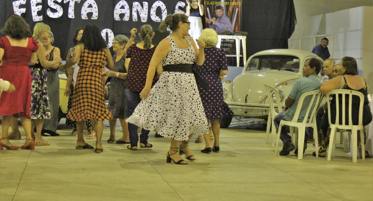 Festa dos anos 60 do Grupo Alegria em Jaguaré foi sucesso absoluto