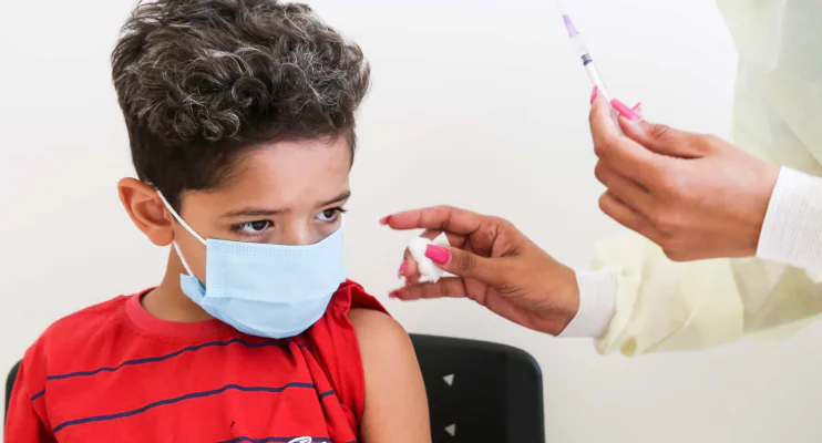 1 em cada 3 pais crê que vacina contra Covid não protege seus filhos, diz Ipec