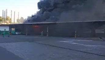Incêndio atinge galpão ao lado de empresa de ônibus em Salvador; coletivos pegam fogo