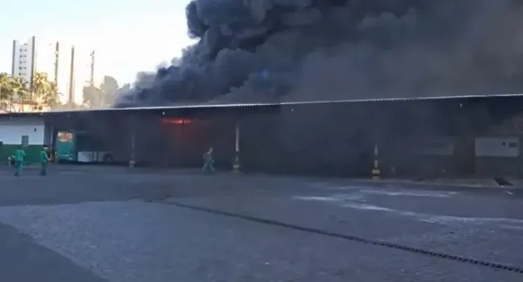 Incêndio atinge galpão ao lado de empresa de ônibus em Salvador; coletivos pegam fogo