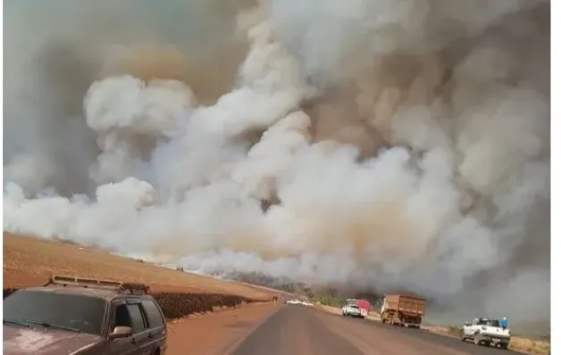 Incêndio causa 'parede de fumaça' ao atingir canavial e reserva ambiental no interior de MG