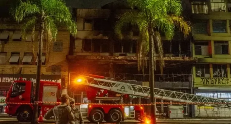 Incêndio mata 10 pessoas em pousada no Centro de Porto Alegre