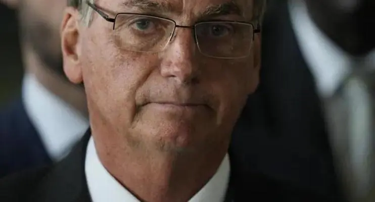 Indulto de Natal: Bolsonaro assina perdão de pena para policiais e militares presos por crime culposo