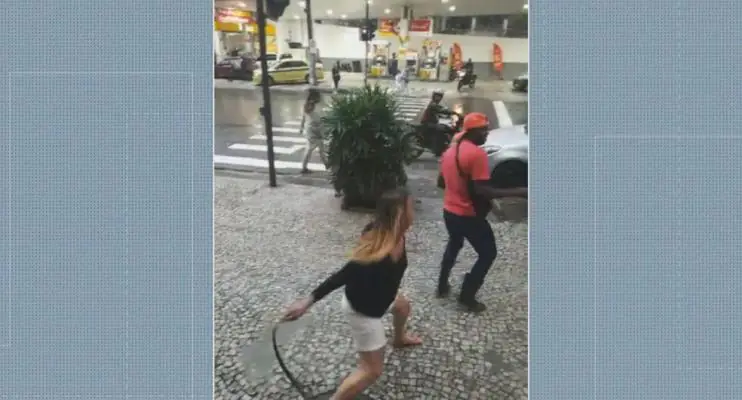 Mulher que açoitou entregador diz que se sentia ameaçada