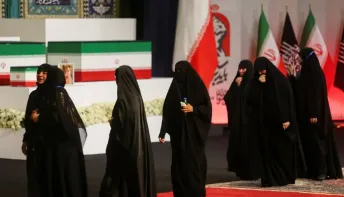 Iranianos pedem vingança contra Trump durante cortejo de Ali Khamenei