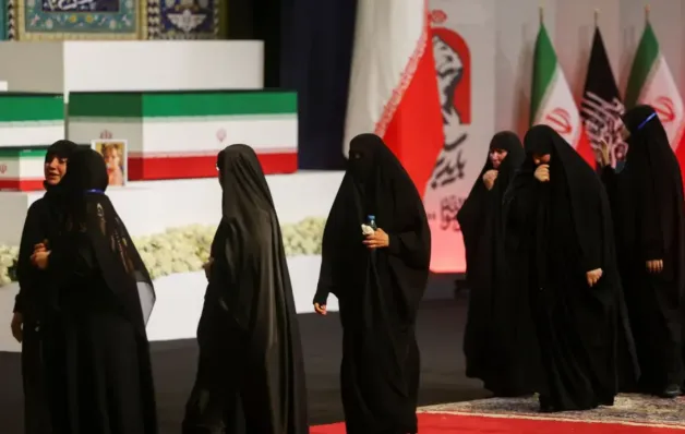 Iranianos pedem vingança contra Trump durante cortejo de Ali Khamenei