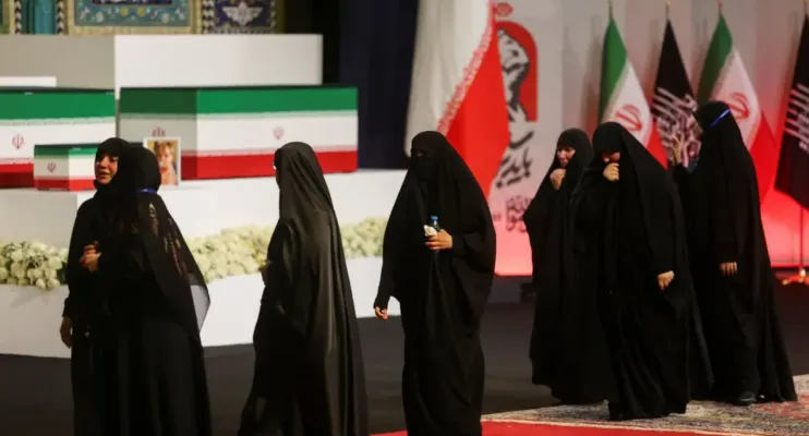 Iranianos pedem vingança contra Trump durante cortejo de Ali Khamenei