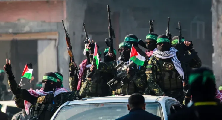 Israel recebe três reféns enquanto Hamas comemora soltura de 183 prisioneiros