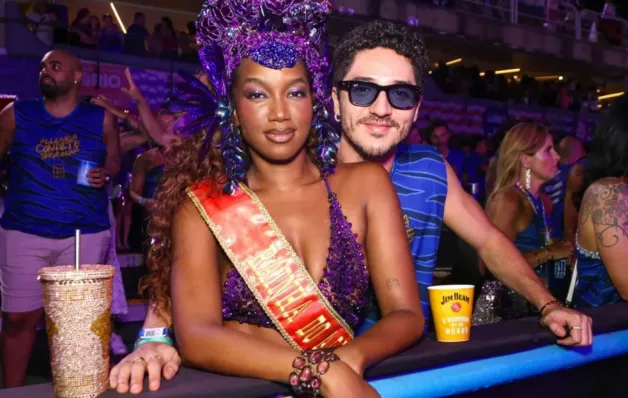 Iza assume namoro com João Vitor Silva 