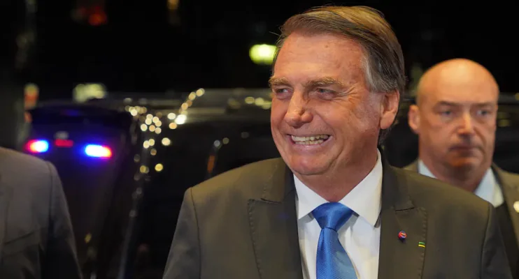 Jair Bolsonaro se aposenta; valor da aposentadoria deve ser de cerca de R$ 30 mil por mês