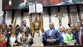 Jerônimo Rodrigues entrega à Alba projeto de lei que reestrutura a carreira de professores indígenas