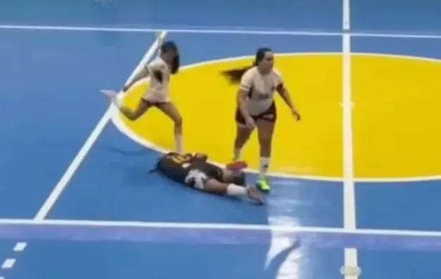 Jogadora é suspensa por 5 anos após chutar cabeça de adversária no futsal