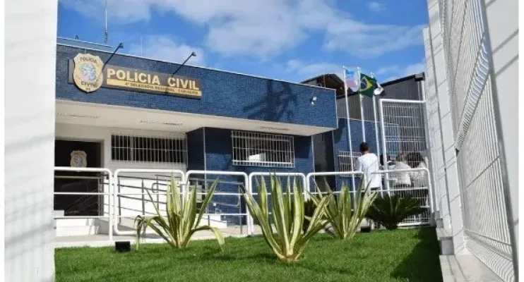  Jovem agride companheira, corta cabelo e tenta cortar orelha dela com pedaço de vidro