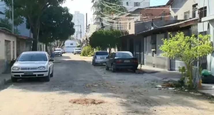 Jovem é rendido, leva a mão no bolso para pegar celular e é baleado na cabeça