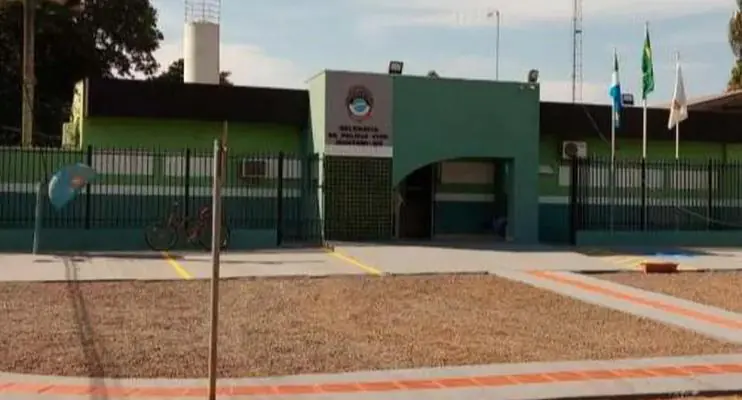 Jovem é roubado e estuprado enquanto saia de universidade, diz polícia