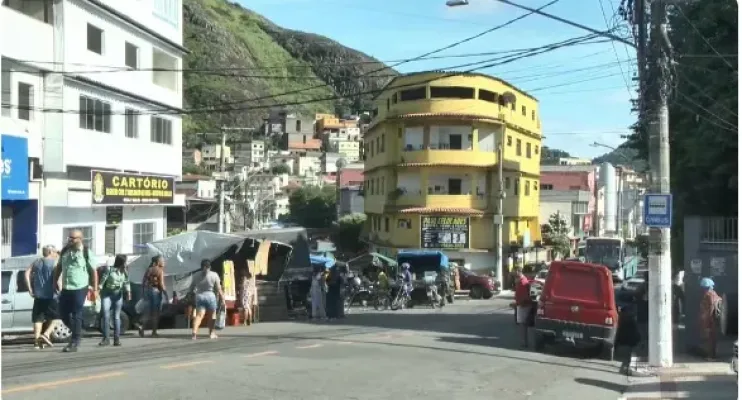 Jovem se nega a entregar celular durante assalto e é atingido por três tiros