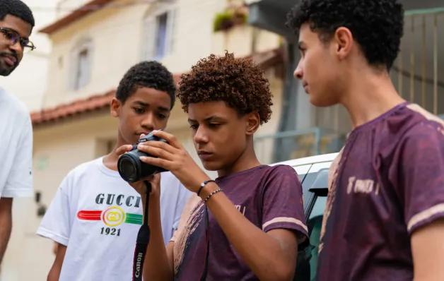 Jovens de Cariacica produzem memória sobre a Estrada de Ferro Vitória a Minas em oficinas de fotografia e HQs