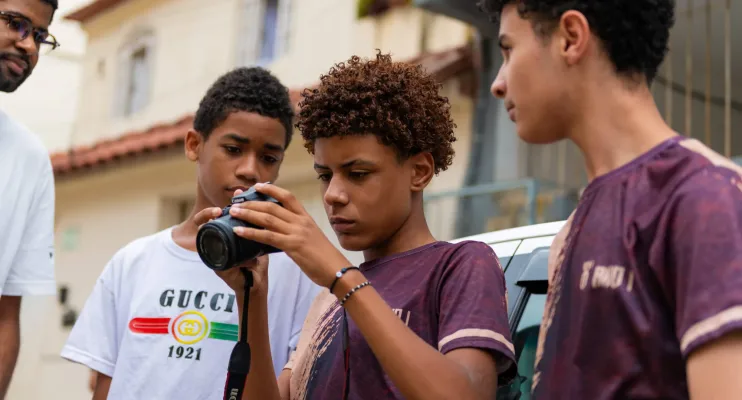 Jovens de Cariacica produzem memória sobre a Estrada de Ferro Vitória a Minas em oficinas de fotografia e HQs