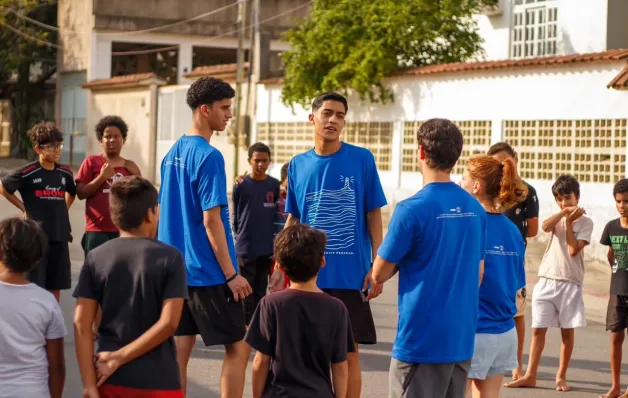 Jovens de Vitória trocam descanso no feriado por ação social na Serra