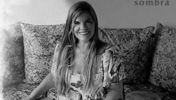 Júlia Almeida lança álbum de sambas por dias melhores