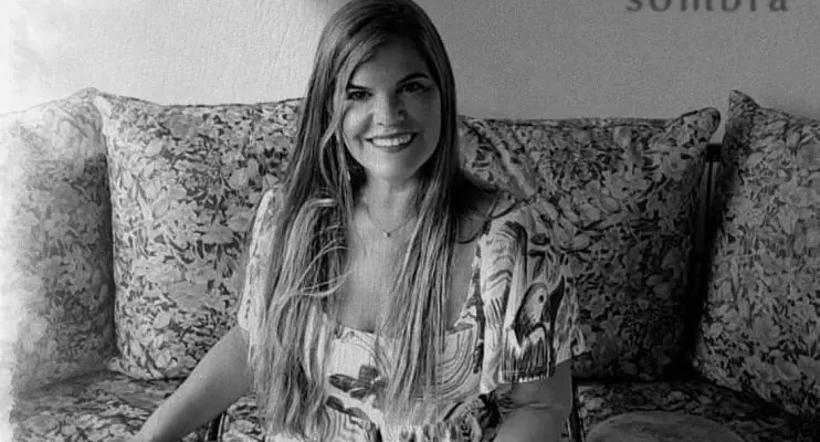 Júlia Almeida lança álbum de sambas por dias melhores