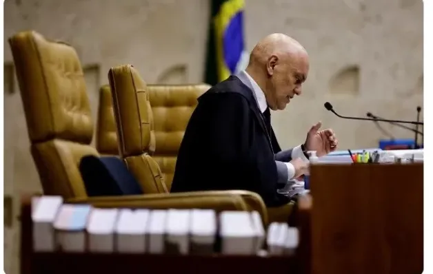 Juristas criticam decisão de Moraes que trava dinheiro da Starlink