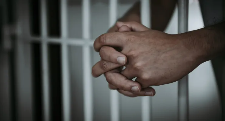 Justiça condena mulher à prisão por manter 'relacionamento amoroso' com menino de 12