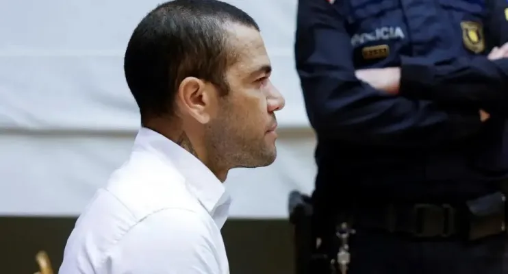 Justiça dá liberdade provisória a Daniel Alves sob fiança de 1 milhão de euros