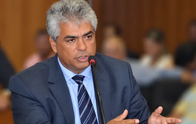 Justiça Eleitoral manda retirar posts contra candidato Carlos Robson e fixa multa de R$ 2 mil por dia