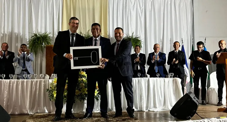 Kleilson Rezende Toma Posse como Prefeito de Pedro Canário ao Lado de Vice e Vereadores