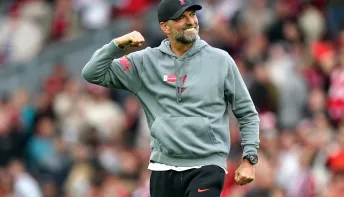 Klopp perde aliança no campo ao comemorar vitória do Liverpool: 'Fiquei desesperado'