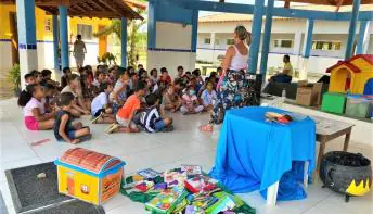 Kombiteca leva descontração e aprendizado para escola de Jaguaré