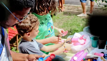 Laboratório de reciclagem criativa inaugura programa educativo com visita aberta ao público