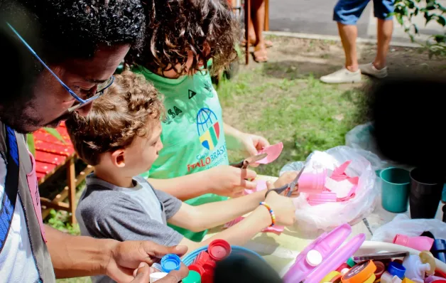 Laboratório de reciclagem criativa inaugura programa educativo com visita aberta ao público