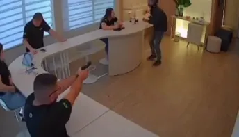 Ladrão invade loja de celular para roubar e dono reage com 5 tiros