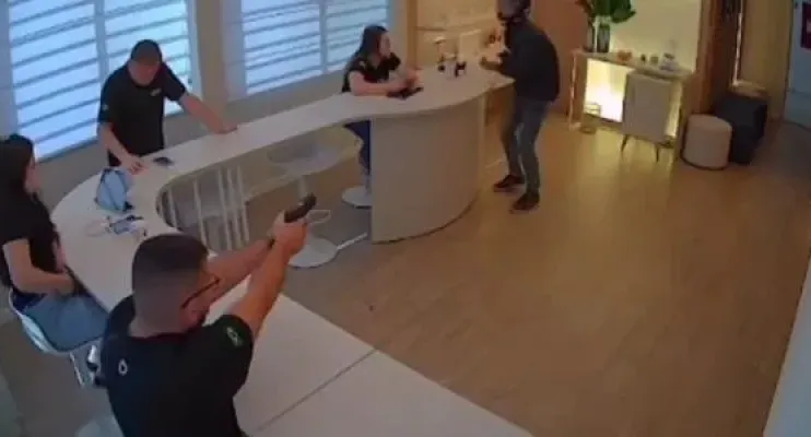 Ladrão invade loja de celular para roubar e dono reage com 5 tiros