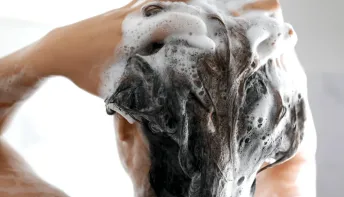 Lavar o cabelo todos os dias faz mal? Dermatologista esclarece mito comum