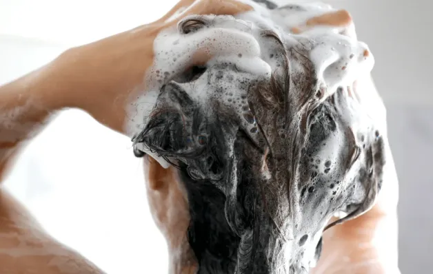 Lavar o cabelo todos os dias faz mal? Dermatologista esclarece mito comum