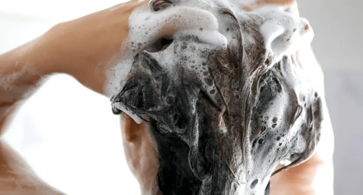 Lavar o cabelo todos os dias faz mal? Dermatologista esclarece mito comum