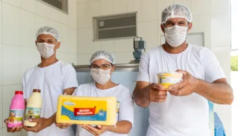 Leite da agricultura familiar é transformado em novos produtos no laticínio de Caturama
