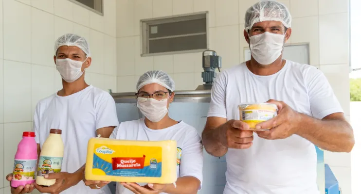 Leite da agricultura familiar é transformado em novos produtos no laticínio de Caturama