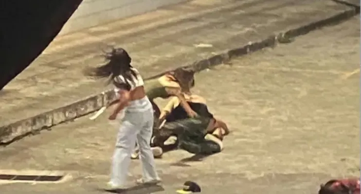 Leonardo, de 32 anos, tentou assaltar com uma faca duas jovens, e leva a maior surra 