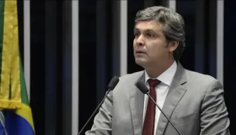 Líder do PT pede à PF investigação contra Nikolas e irmãos Bolsonaro por incitação golpista