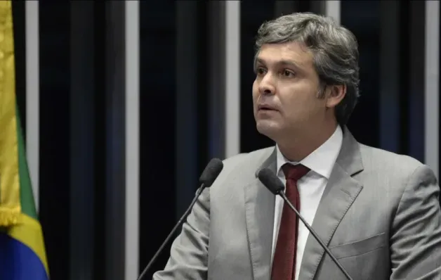 Líder do PT pede à PF investigação contra Nikolas e irmãos Bolsonaro por incitação golpista