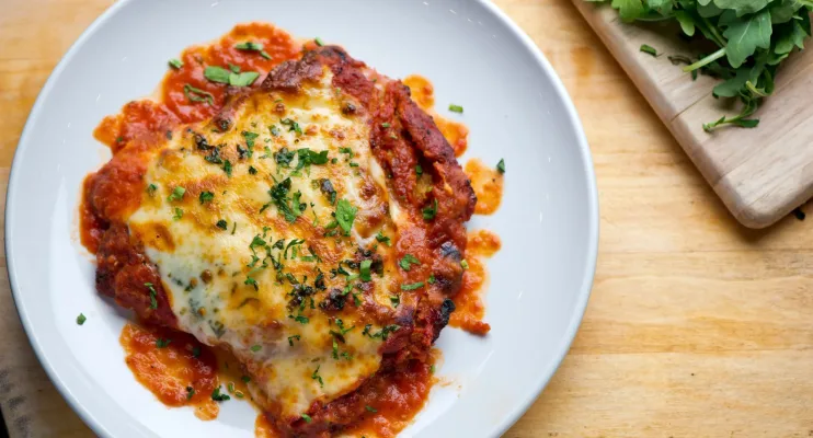 Ligue a 'air fryer' e faça esta receita de frango com parmesão