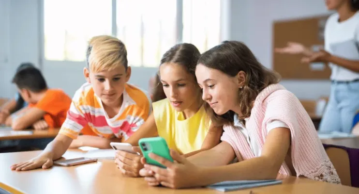 Limite a uso de celular nas escolas é aprovado
