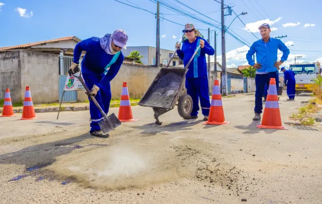 Linhares inicia operação tapa-buraco para melhorar tráfego em regiões mais atingidas