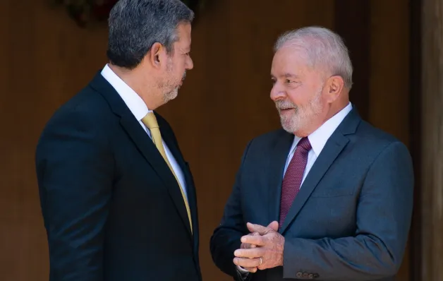 Lira e Lula discutem volta de taxação de compras até US$ 50