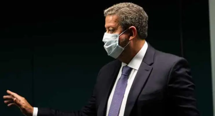 Lira pede 'pressão máxima' na Petrobras para redução de preço dos combustíveis